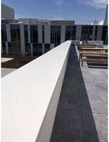 aat dus de betonnen ondergrond meewerken in het duurzaam waterdicht functioneren van het dak.